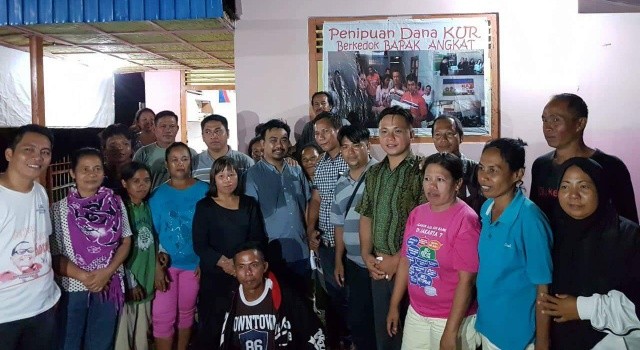 Foto bersama usai pertemuan pihak Artha Graha bersama pengurus LAKI Sulut dan para warga yang menjadi Debitur KUR bertempat di Sekretariat LAKI Sulut Poigar
