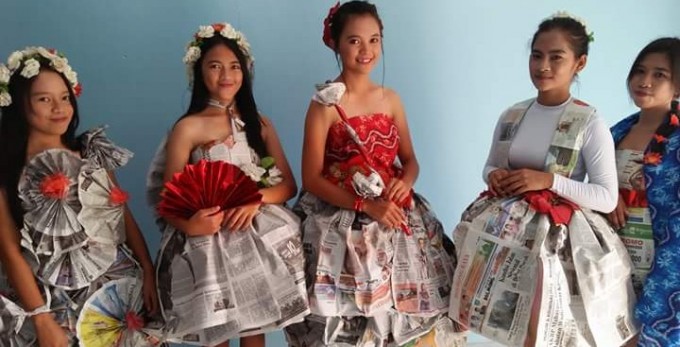 Rancangan baju dari koran bekas yang ditampilkan siswi SMK Negeri Enam Kota Bitung