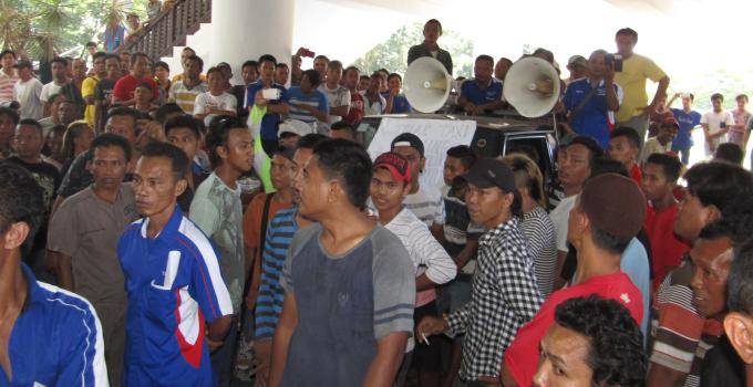 Demo sopir angkot di kantor gubernur Sulut hari ini
