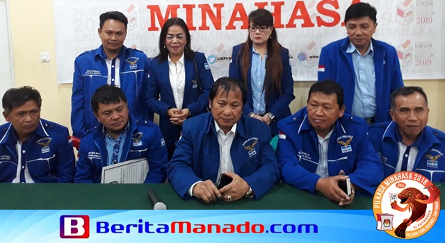 Denny Tombeng bersama Anggota Fraksi Partai Demokrat DPRD Minahasa dan pengurus partai lainnya saat konferensi pers