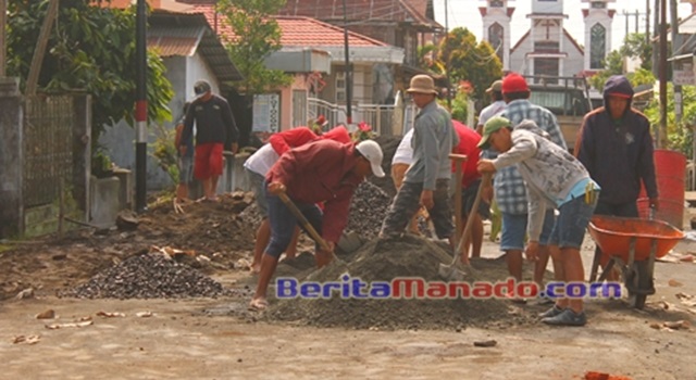 Salah satu kegiatan pembangunan di Desa Wolaang