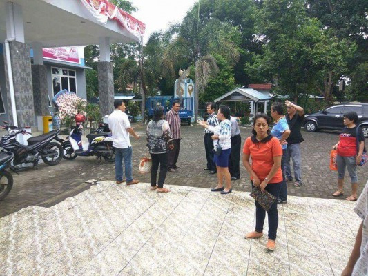 Masyarakat Malalayang Satu Timur bersama keluarga Rompas menunggu menunggu kedatangan Camat Sario Victor Karundeng yang tidak datang