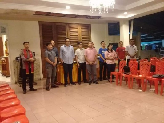 GAMKI Manado membawakan pujian dalam ibadah di rumah pembina GAMKI Manado Lily Binti