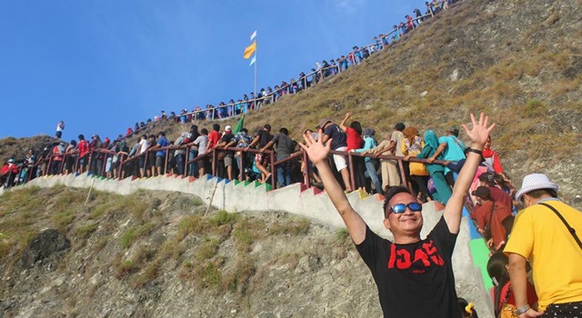 Ribuan orang mendaki puncak bukit untuk memeriahkan Festival Pulo Dua 2017