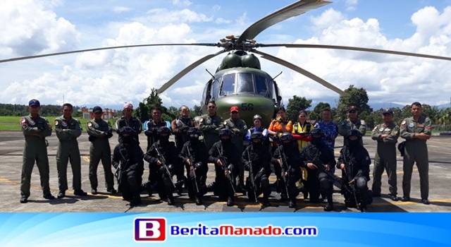 Para atlit terjun payung Sulut bersama pasukan TNI AU sebelum terbang