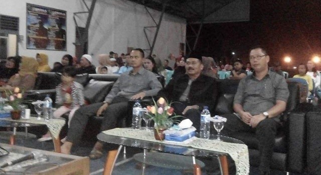Letkol Laut Yulmintardi bersama Waka Mayor Laut Moeis Syaeifuddin dan Camat Talawaan Johan Wewengkang, nonton bareng film G30S PKI.