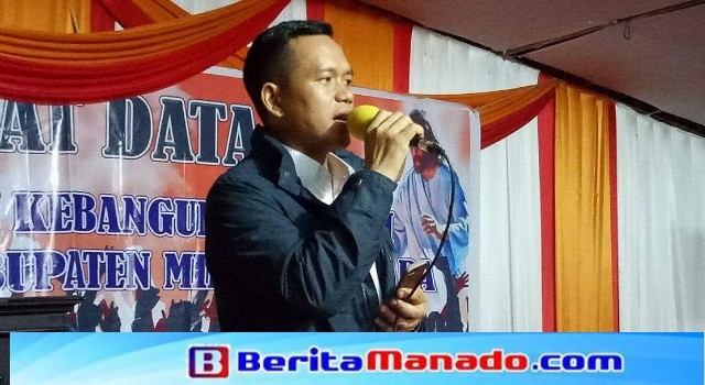 Simon Mantiri membawakan lagu sebagai kado untuk Ketua DPD Gerindra Sulut Vonnie Panambunan.