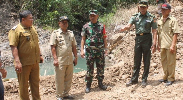 Tim Wasev Pati Staf Khusus Kasad Brigjen TNI Crisna Pujangga (kedua dari kanan) memantau langsung perkembangan program TMMD ke-100 di Desa Makalisung.