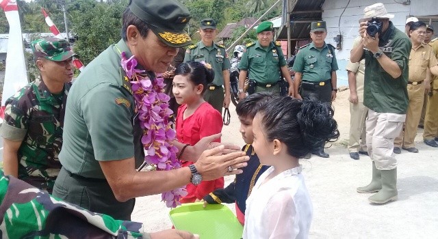 Brigjen TNI Chrisna Pujangga tiba di Makalisung dan disambut siswa.