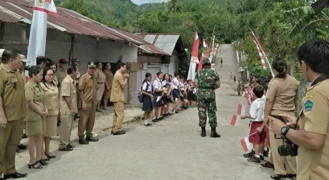 Pemerintah dan masyarakat Desa Makalisung berbaris rapi menyambut kedatangan Tim Wasev Mabes TNI.