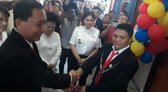 Ketua Panitia Pembangunan GPdI Zaitun Sukur Rio Panambunan menerima kunci pintu gereja.