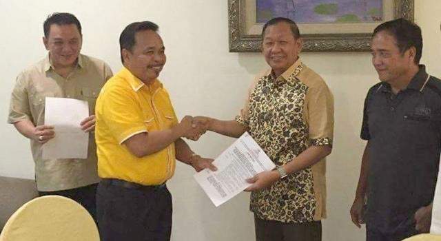 Plt Ketua DPD I Golkar Minut Hamka Kadi menyerahkan SK pembatalan SK DPD tentang   penunjukan Plt, sehingga mengembalikan posisi Denny Wowiling sebagai Ketua DPD II Golkar Minut. 