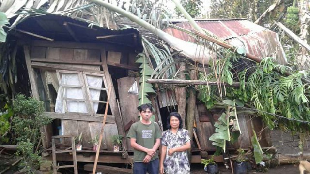 Rumah Yang Tertimpa Pohon di Desa Malola