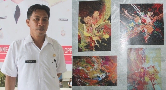 Ketua Panitia Denny Sasongke, menunjukan beberapa buah lukisan abstrak yang akan dipamerkan.