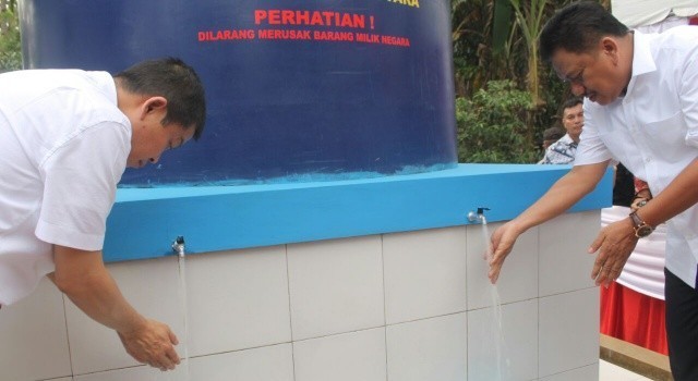 Menteri ESDM Ignasius Jonan dan Gubernur Olly Dondokambey mencuci tangan dan minum air sumur.