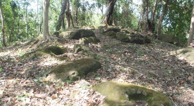 Situs sejarah Desa Makalisung di bukit dekat Gunung Timambuwur.