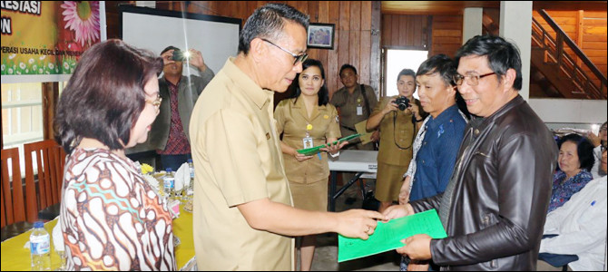 Walikota Tomohon Jimmy Eman menyerahkan piagam penghargaan kepada dua koperasi.