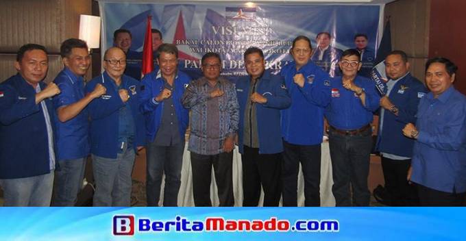 Moktar Parapaga bersama tim Partai Demokrat Sulut