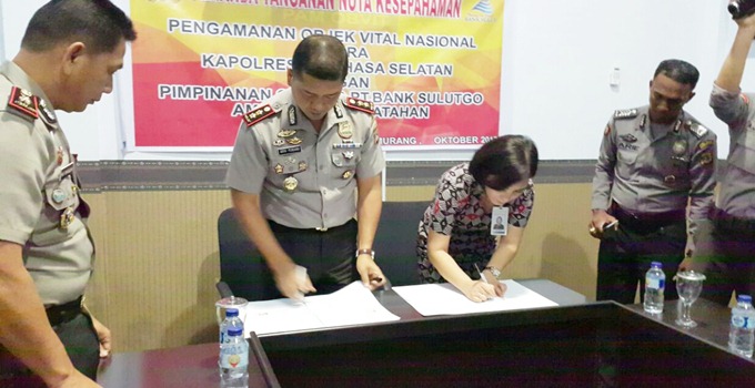 Kapolres AKBP Arya Perdana bersama Pimpinan Cabang PT Bank Sulutgo Ratahan Linda Pontoh menandatangani perjanjian kerjasama atau MoU
