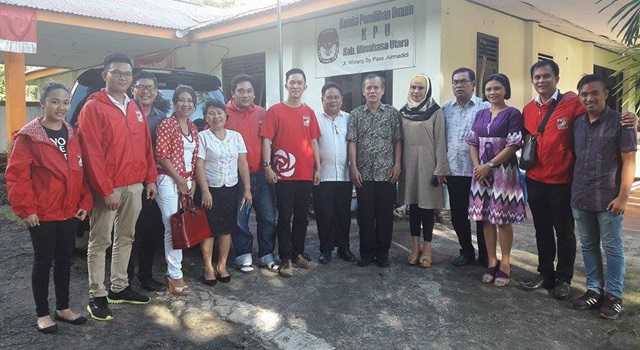 Melky Pangemanan (tengah) bersama Pengurus DPD PSI dan Komisioner KPU Minahasa Utara