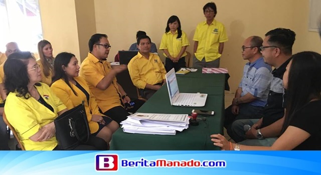 Careig Naichel Runtu saat berdiskusi dengan Komisioner KPU Minahasa 