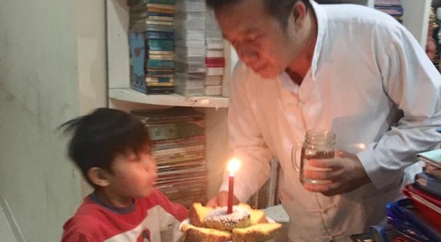 Alung saat memberikan kue ulang tahun sederhana hasil kreasi bersama sang kakak Jillian kepada Sofyan Jimmy Yosadi