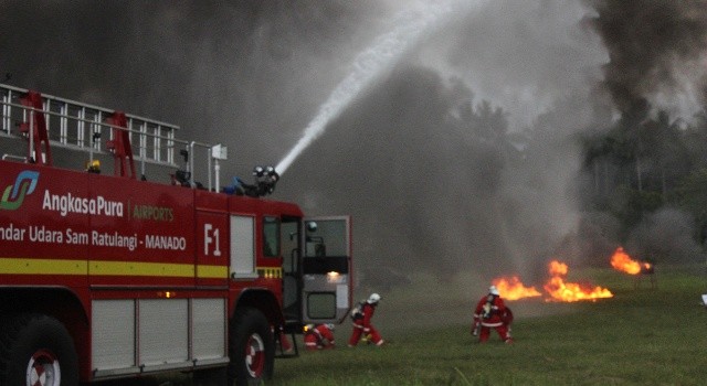 Pemadam kebakaran Bandara Sam Ratulangi berusaha memadamkan api