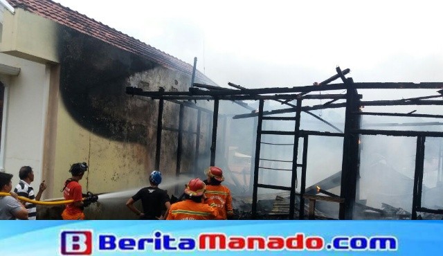Petugas pemadam kebakaran terlihat masih berusaha mematikan sumber api
