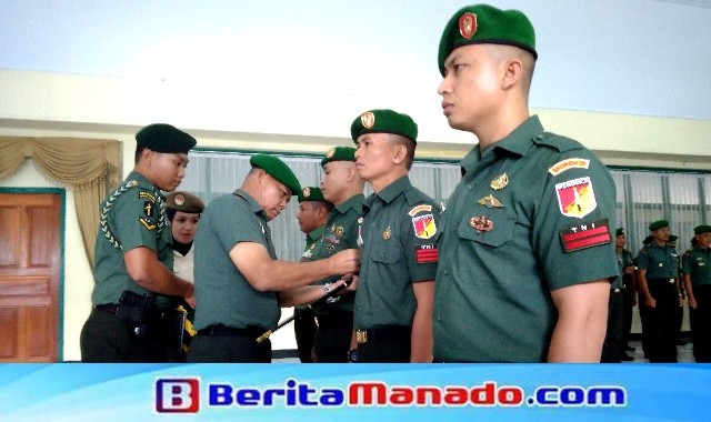 Penyematan tanda pangkat satu tingkat lebih tinggi oleh Brigjen TNI Sabar Simanjuntak kepada para prajurit yang naik pangkat