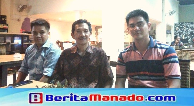 PR MM Travel Leonard Parrangan (tengah) dan tim