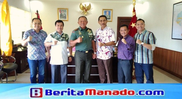 Mayjen TNI Ganip Warsito bersama Gbl Teddy Batasina STh dan panitia HUT ke-84 KGPM