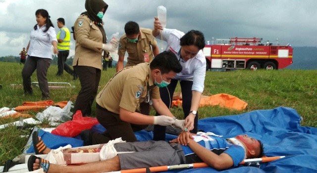 Para korban langsung mendapat pertolongan medis