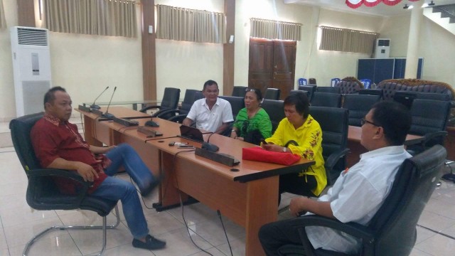 Roy Maramis saat memediasi warga yang mengklaim tanah yang dibangun TPSS Kecamatan Sario ialah milik warga.