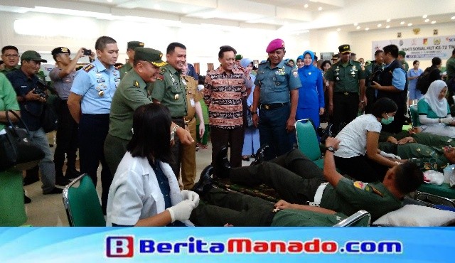 Brigjen TNI Santos bersama forkopimda Sulut menyemangati para perwira dan prajurit yang berpartisipasi dalam donor darah