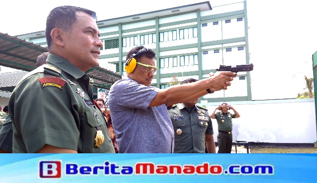 Gubernur Sulut Olly Dondokambey menjadi yang pertama kali menembak di lapangan tembak Pierre Tendean setelah diresmikan