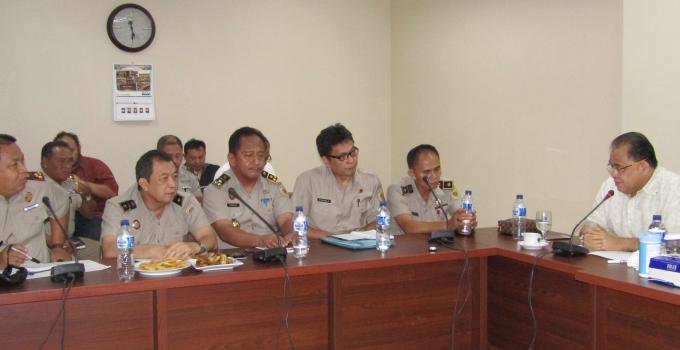 Wakil Ketua DPRD Sulut, Stefanus Vreeke Runtu bersama pejabat BPN Kanwil Sulawesi Utara