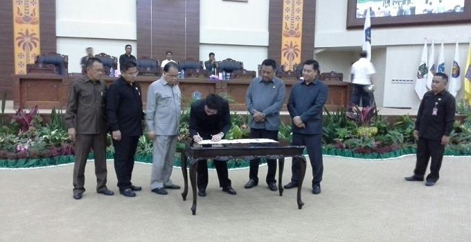 Ketua DPRD Sulut, Andrei Angouw, menandatangani berita acara penetapan KUA-PPAS 2018