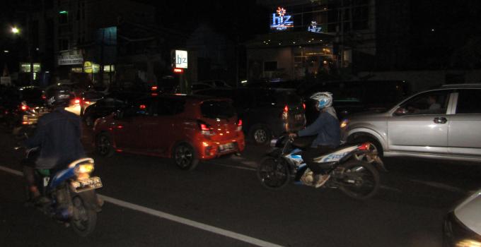 Antrian panjang kendaraan di akses Boulevard-Samrat Bank Mandiri Syariah Megamas