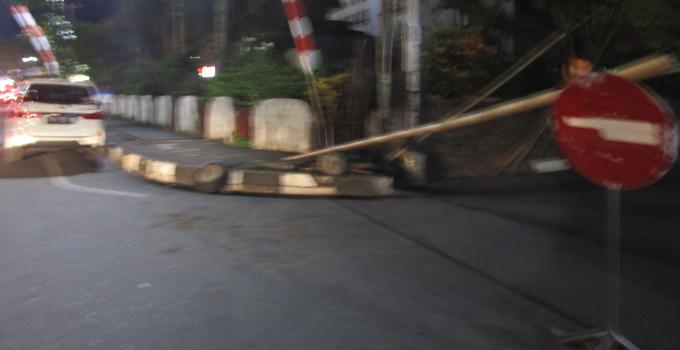 Akses Boulevard-Ahmad Yani melintasi rumah ibadah dan rumah kopi K.8 ini sering ditutup