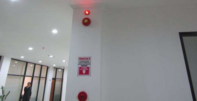 Lampu merah menyala tanda alarm aktif