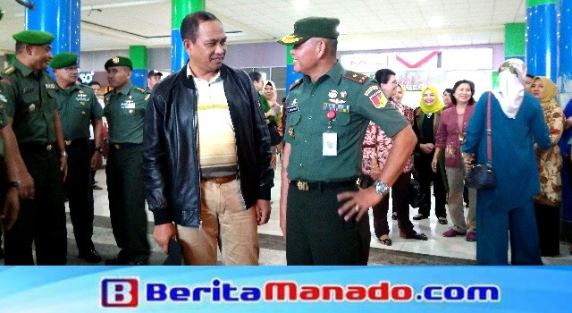 Brigjen AAB Maliogha saat dijemput oleh Brigjen TNI Sabar Simanjuntak di Bandara Sam Ratulangi tanggal 15 November 2017 