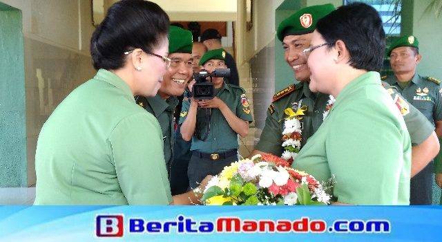 Brigjen TNI Sabar Simanjuntak bersama istri menyambut Kolonel Inf Robert Joseph Giri bersama istri