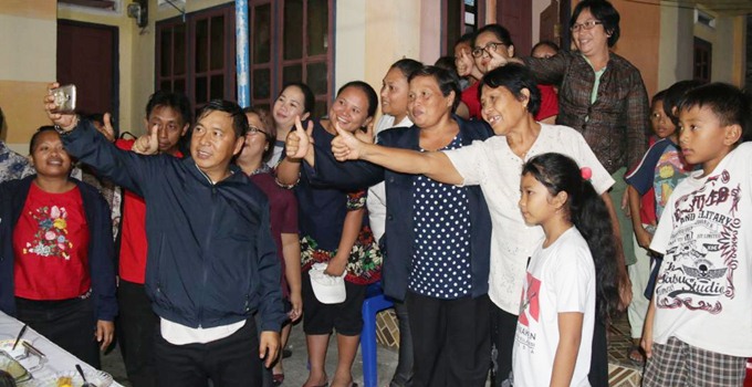 Bupati James Sumendap saat foto selfie dengan masyarakat di Kecamatan Pasan