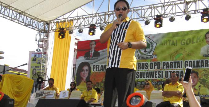 Careig Runtu menyanyikan lagu Bukan Karna Terpaksa di pelantikan pengurus DPD I Partai Golkar Sulut