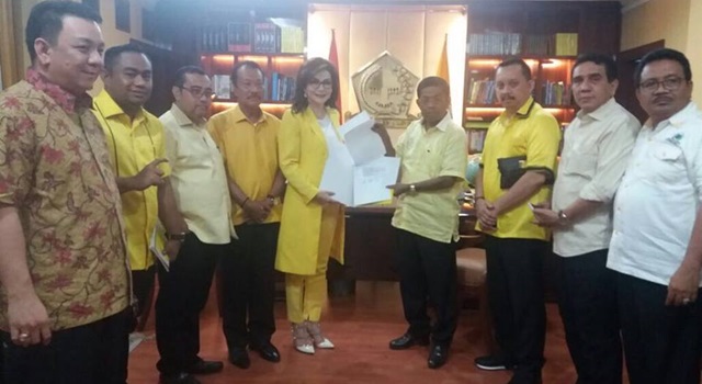Christiany Eugenia Paruntu (tengah) saat menerima SK Ketua DPD I Partai Golkar Sulut dari Sekjen DPP Partai Golkar Idrus Marhan. (Foto:IST)