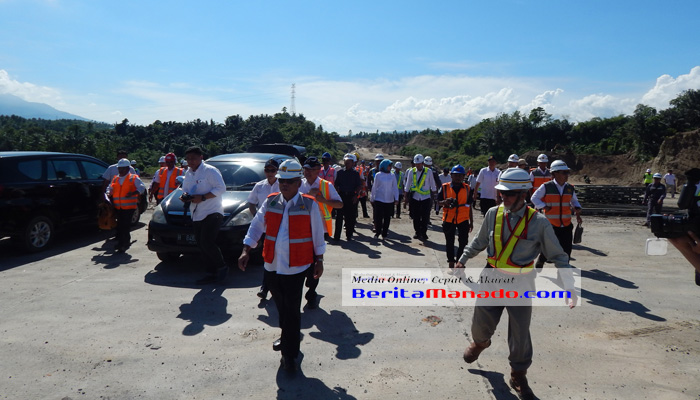 Menteri Pekerjaan Umum dan Perumahan Rakyat (PU-PR) RI Dr.Ir M. Basuki Hadimuljono saat mengunjungi proses pembangunan jalan Tol Manado-Bitung