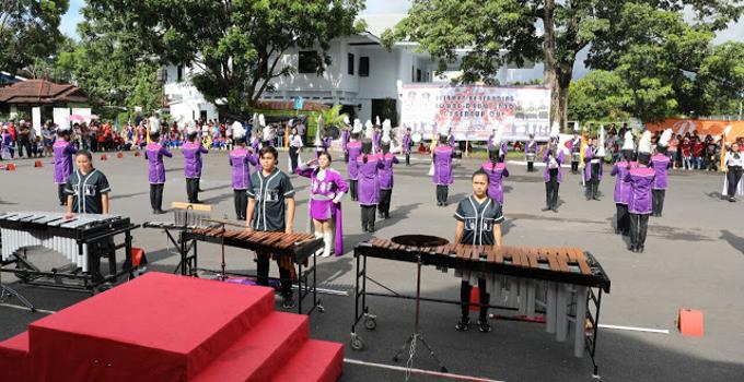 Drum Band Piala Gubernur Sulut ungu depan ada kolintang