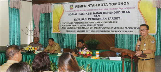 Kepala Dinas Kependudukan dan Pencatatan Sipil Pemkot Tomohon Royke Roeroe SP MAP.