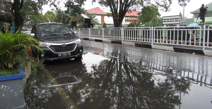 Genangan air Jalan Sam Ratulangi depan Siloam Hospitals (foto beritamanado.com, Selasa 21/11/2017)