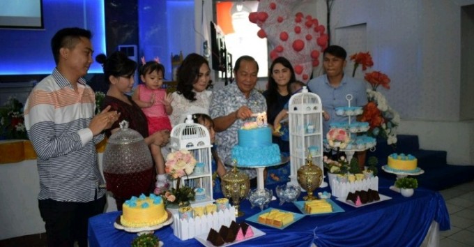 Wali kota bersama keluarga saat menyalakan lilin ulang tahun